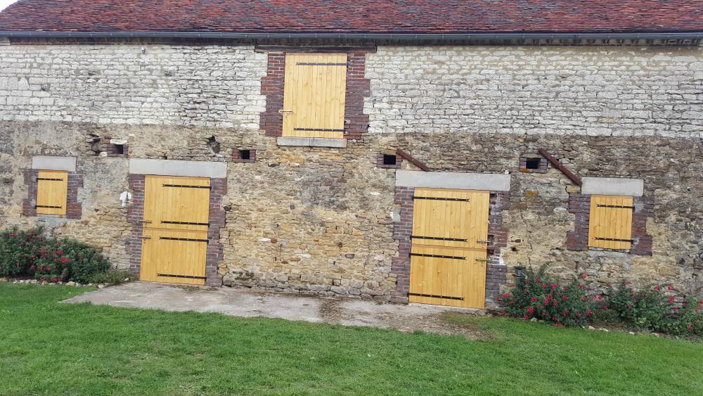 Fabrication et pose  de portes et volets à La Brosse Montfey-min.jpg